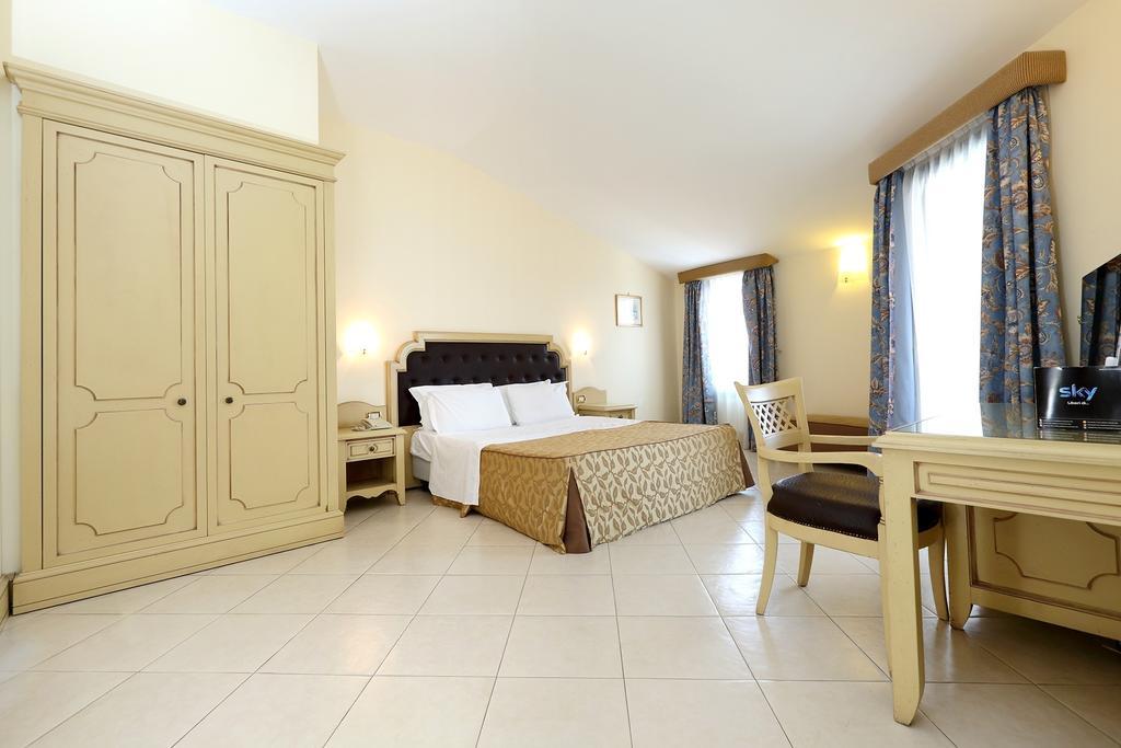 Grand Hotel Faraglioni Aci Trezza Camera foto